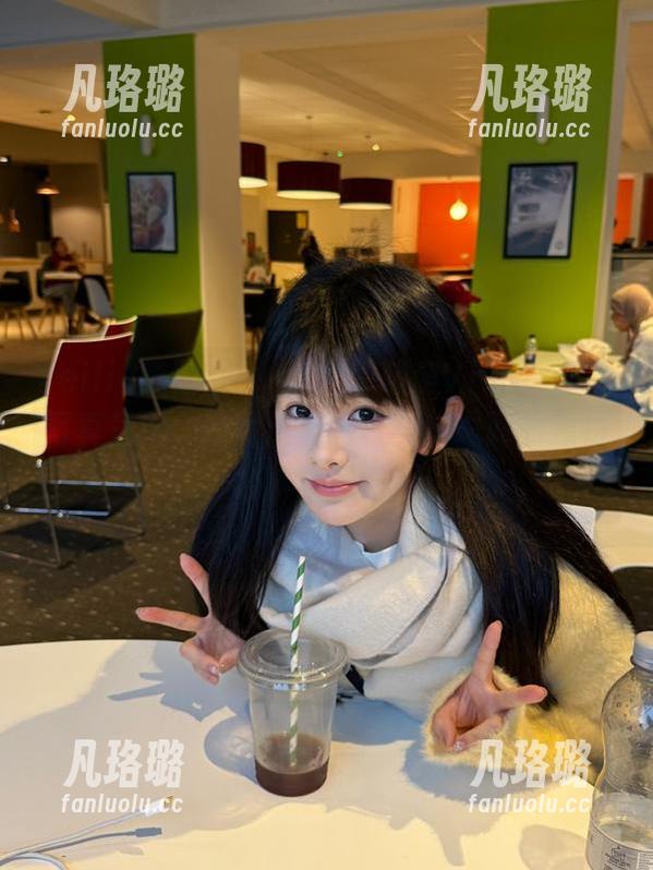 Feilin嗲囡囡 - K8傲娇萌萌Vivian全新写真呈现，倾情展露她与美脚之间的独特故事与风情！