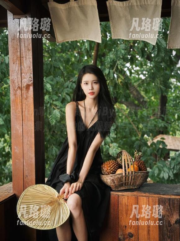 Feilin嗲囡囡 - 高清SiByl李思宁比基尼写真集，分享她的无限魅力与自信展现