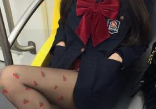 Feilin嗲囡囡 – 在高清写真中感受周于希的牛仔裤风格与个性魅力