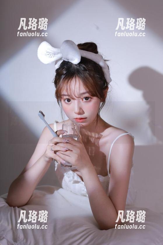 Feilin嗲囡囡 - 在连衣裙的世界里漫游：陈媚儿写真作品合集照片捕捉每一瞬间的美好