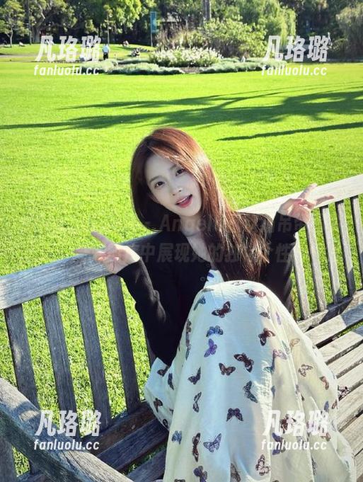 HuaYang花漾 - Angela喜欢猫吊带写真上线：高清图库中展现她的独特个性与气质