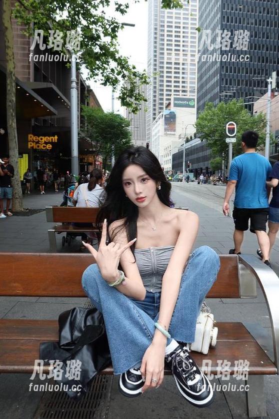 HuaYang花漾-可乐Vicky HuaYang花漾 - 令人心动的可乐Vicky美足合集:一系列图包带你走进她的足部世界!