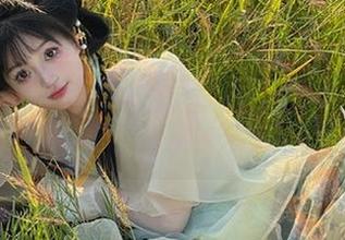 HuaYang花漾 – 最新小不点豹纹写真合集,探索她在自然光下的无与伦比的风姿!