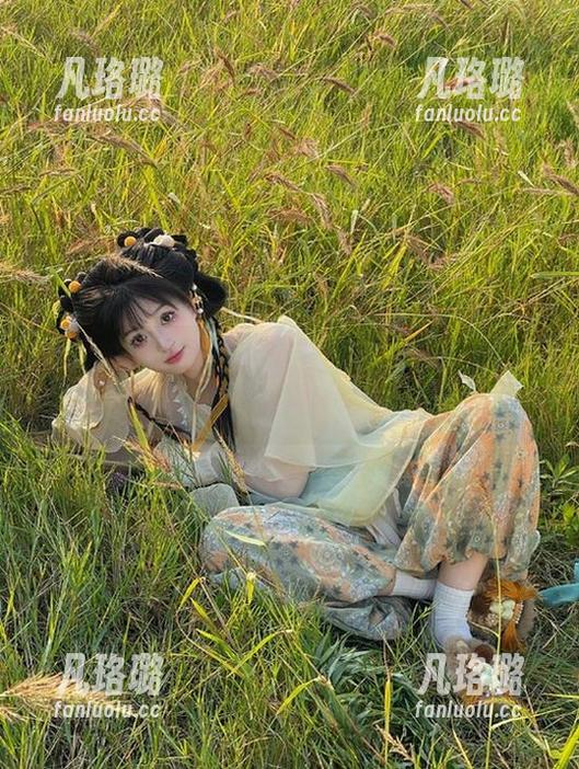 HuaYang花漾-小不点 HuaYang花漾 - 最新小不点豹纹写真合集,探索她在自然光下的无与伦比的风姿!