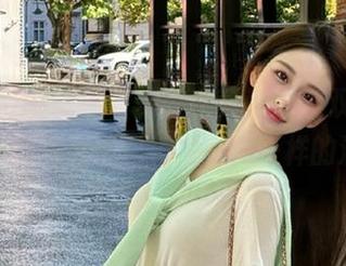 HuaYang花漾 – 跟随李可可探索双马尾风格:精美写真图包,感受不一样的清新!