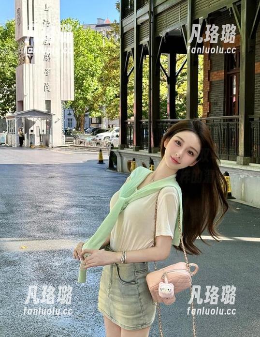 HuaYang花漾 - 跟随李可可探索双马尾风格：精美写真图包，感受不一样的清新！