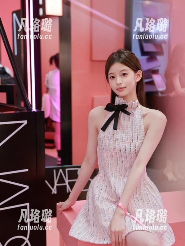 HuaYang花漾 - 赵惟依coco清纯图集：福利内容让你眼前一亮的美丽