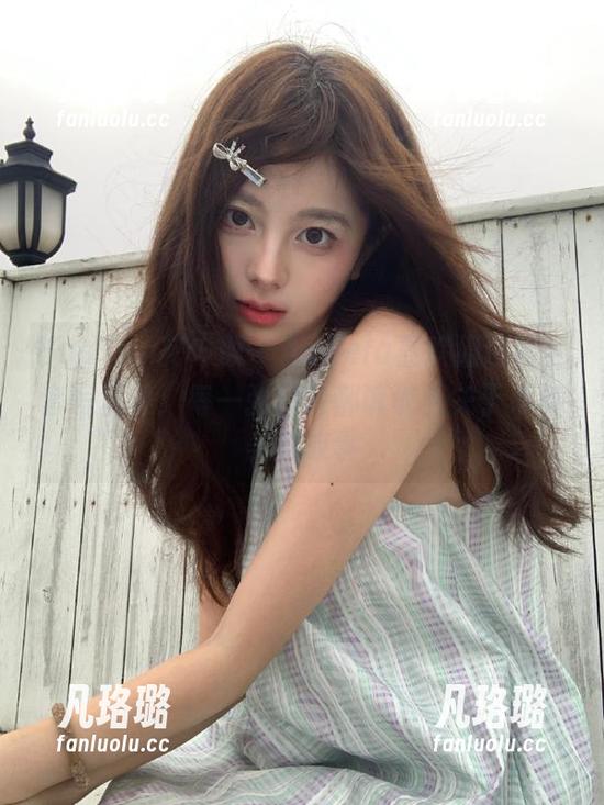 HuaYan花の颜-Angela喜欢猫 HuaYan花の颜 - Angela喜欢猫白裙全套写真集:每一张图片都诉说着关于爱与美的故事