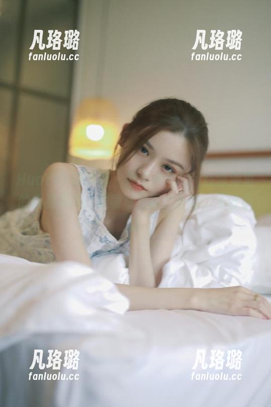 HuaYan花の颜 - 赵小米Kitty在泳池里的优雅瞬间：美丽写真图片合集，不容错过