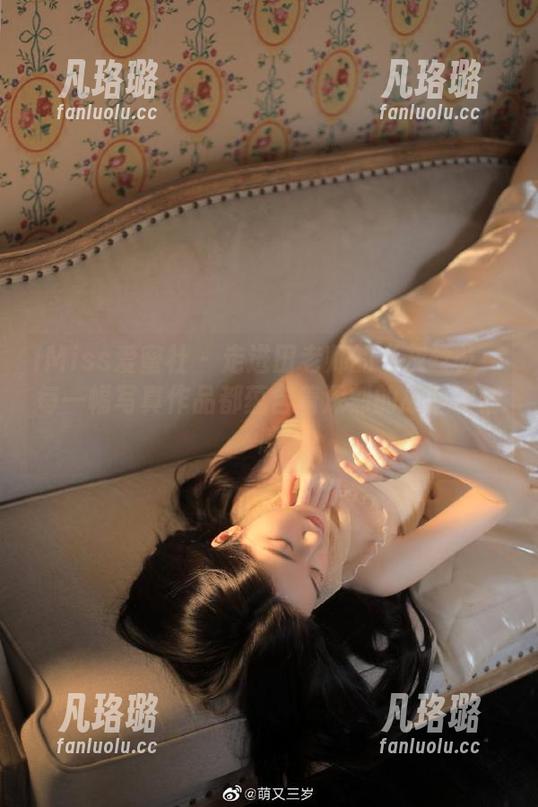 IMiss爱蜜社 - 走进田老师的《灰丝》：每一幅写真作品都蕴含着深刻的故事和情感