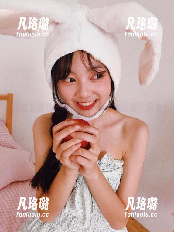 在这里获取免费学妹长腿筒袜写真，尽享山茶摄影的视觉艺术