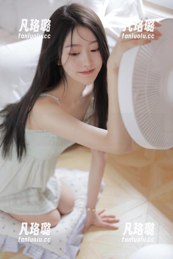骄阳下的清新风景：喵糖映画纯色白裙写真，套图展现青春的无限可能