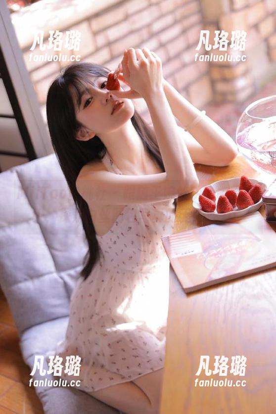 MiiTao蜜桃社 - 跟随王婉悠Queen的镜头，探索白丝图包写真的无限魅力！