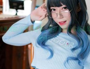 Money冷冷呈现的JK写真合集，最新更新让你感受时尚与艺术的结合！