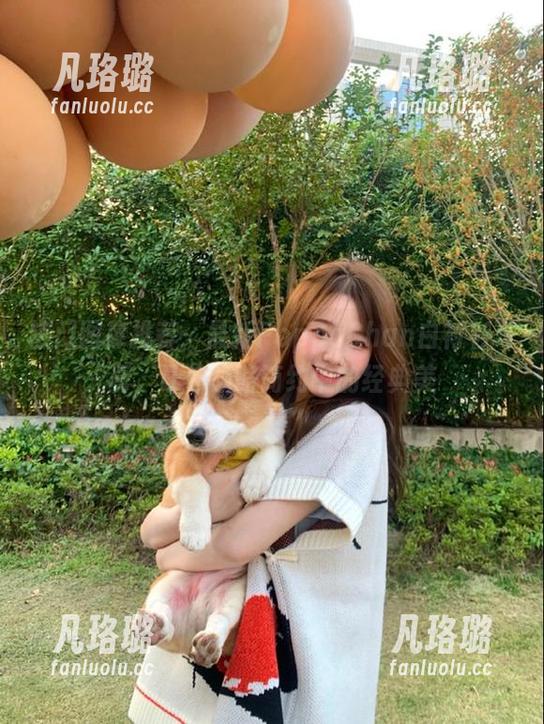 热门图库推荐：最新PoppaChan白衬衫写真，让你领略简约中的经典美