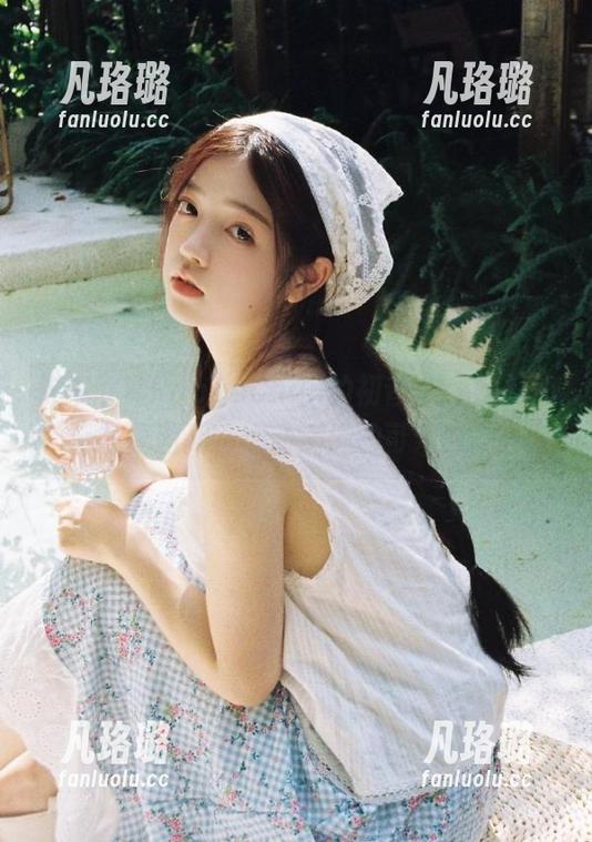 快来欣赏PoppaChan的初音RabbitHole写真图册，心动满满的可爱时光！