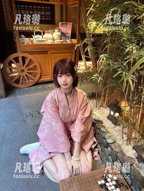 PoppaChan的居家梦游记：探索甜美Cos图册背后的故事！
