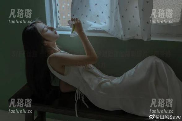 SIEE丝意-薇薇学姐 SIEE丝意 - 让我们一起观看薇薇学姐短裙的精彩图片,感受她的风格魅力