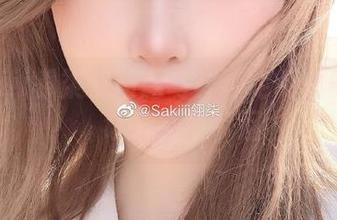 Sakiiii翎柒双马尾写真：定制化的自嘲，让你笑中带泪