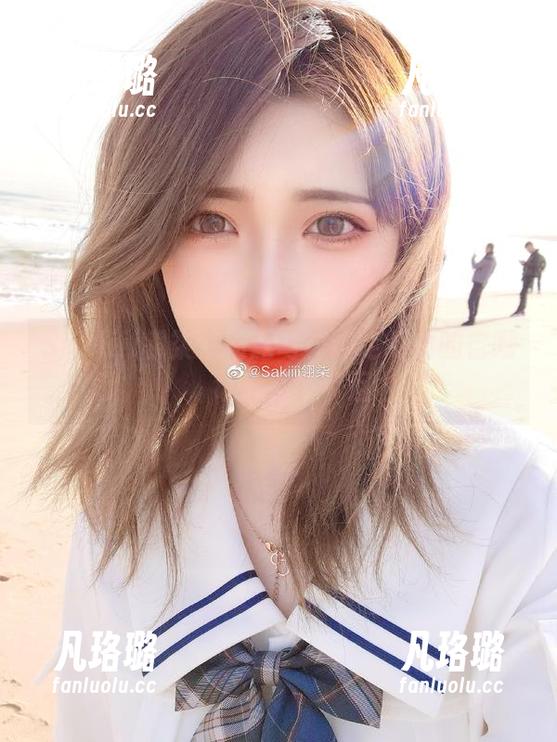 Sakiiii翎柒双马尾写真：定制化的自嘲，让你笑中带泪