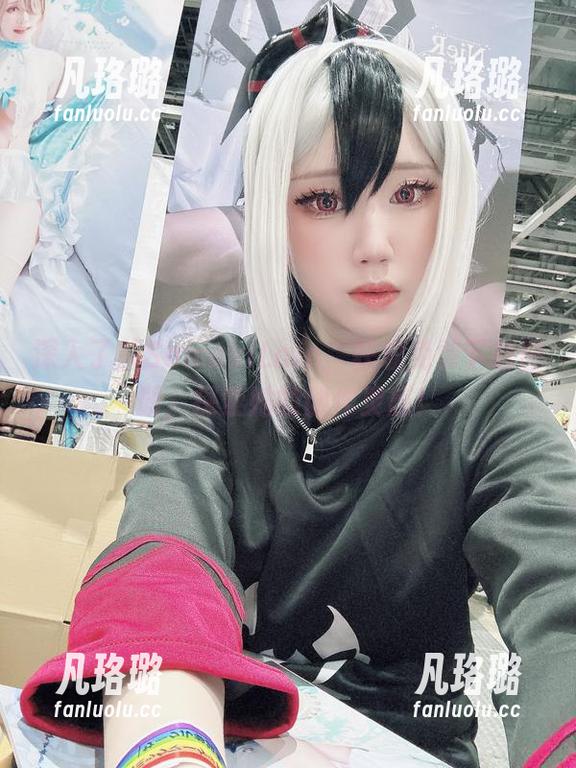 深入了解SamekiLain，获取免费下载图册，探索她的创作灵感！