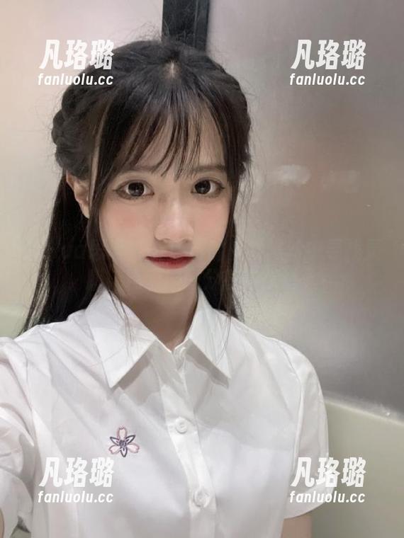SiHua思话 - 在诗诗的曼妙黑丝中寻找灵感，精彩原图分享带你进入