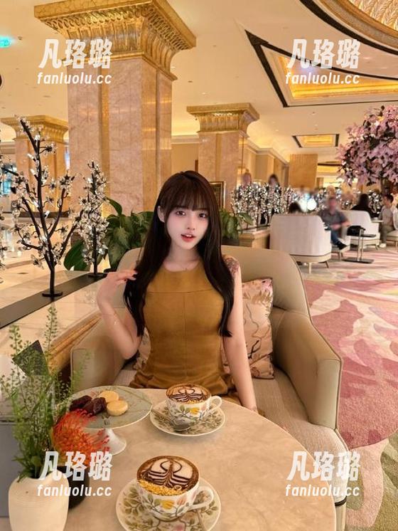 Sia不吃鱼 微密圈 - 专享福利帖:Sia不吃鱼的绿色吊带写真免费下载,等你来拿!