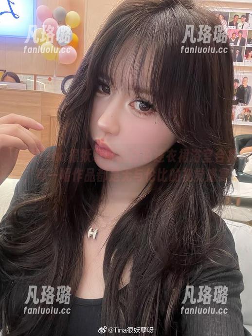 Tina很妖孽呀 探索Tina很妖孽呀的白色连衣裙浴室合集,每一幅作品都是无与伦比的视觉盛宴