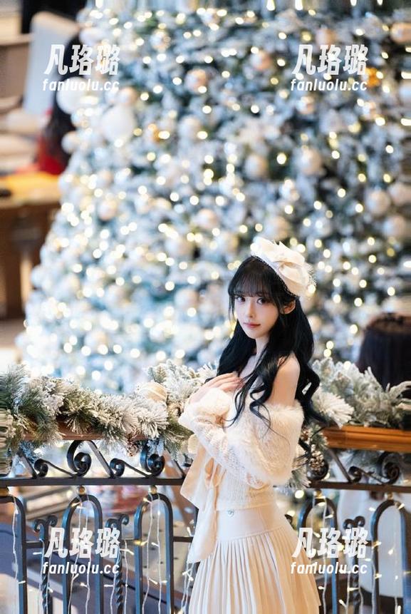 TouTiao头条女神 - 深入幻雪儿的泳池世界：精彩合集分享让你领略不一样的夏日风情