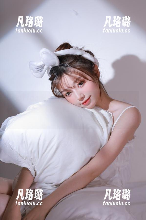 TouTiao头条女神 - 李思彤黑丝作品曝光，快来观看她的魅力风采，绝对让你沉醉！