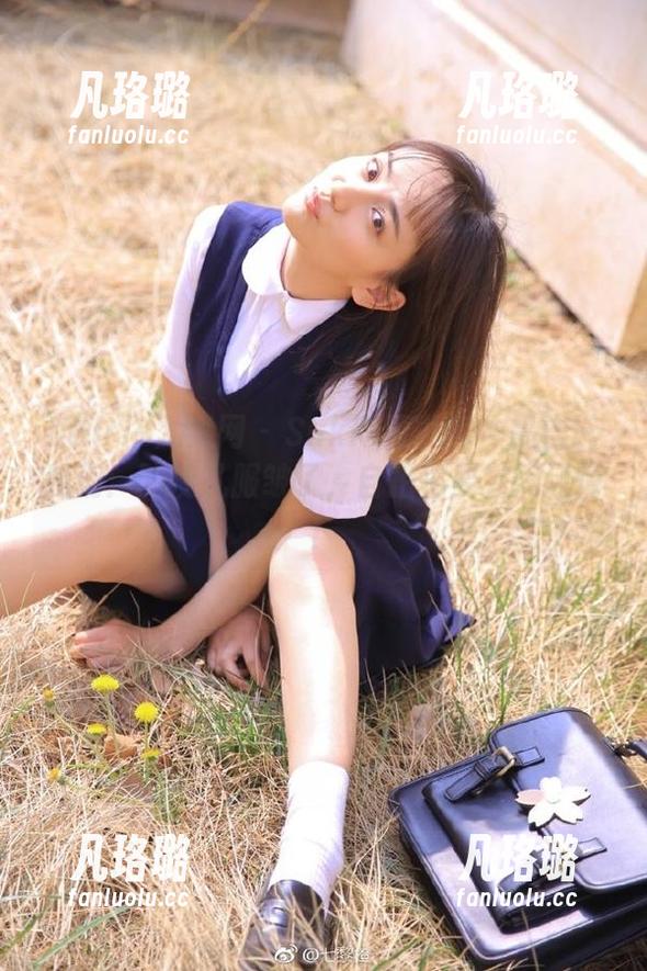 UGirls尤果网-Sukki可儿 UGirls尤果网 - Sukki可儿的作品告诉我们:即使礼服皱了,自拍也要充满风情!