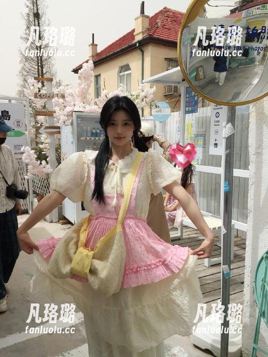 UGirls尤果网 - Zora若拉学姐私拍写真合集：俘获心灵的瞬间，感受别样的青春气息