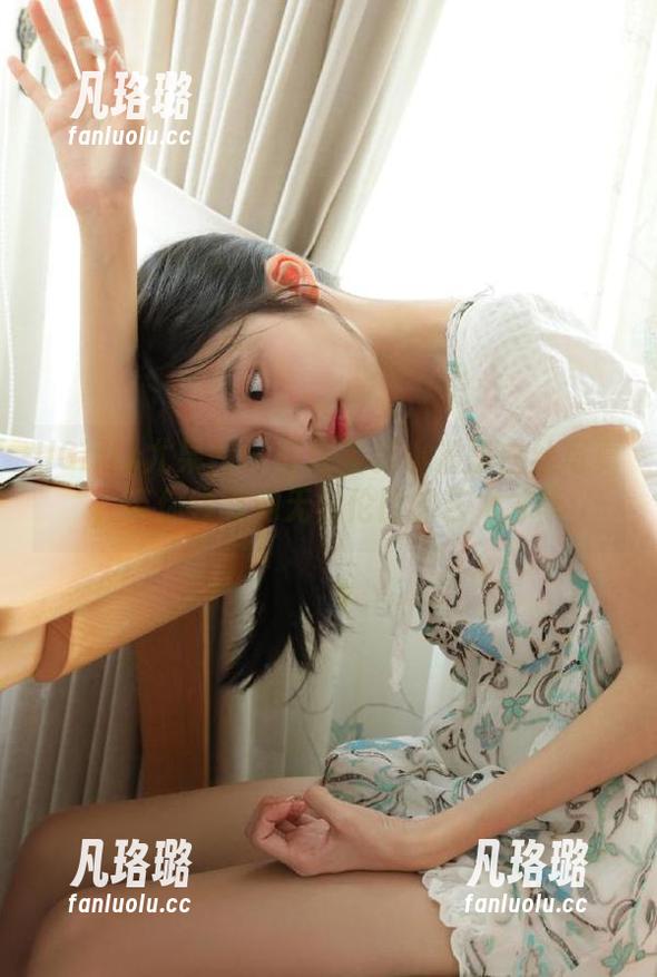 UGirls尤果网 - 在线鉴赏小潘鼠白丝写真，带你领略她无与伦比的艺术才华
