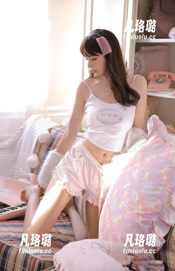UGirls尤果网 - 景思晴图册：自由表达与艺术创作的自拍旅程，感受不一样的美