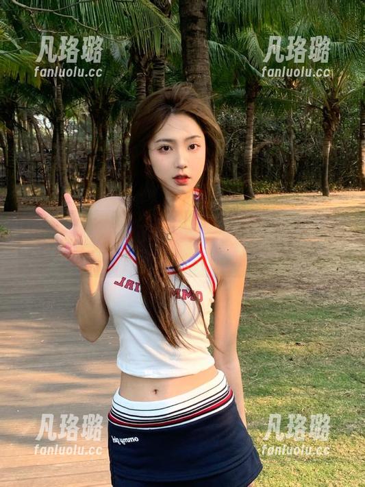 UGirls尤果网 - 李宝儿泳池写真作品集：让人沉醉的水纹与阳光交织的美丽