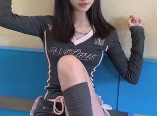 UGirls尤果网 – 捕捉瞬间的美丽，定制写真展现芊小童与女友的甜蜜时光