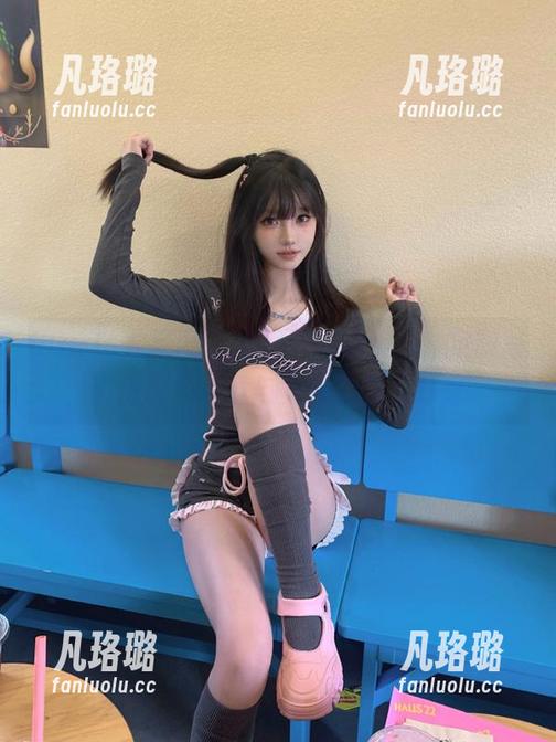 UGirls尤果网-芊小童 UGirls尤果网 - 捕捉瞬间的美丽,定制写真展现芊小童与女友的甜蜜时光