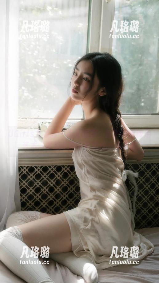 UGirls尤果网 - 高清图集：赵伊彤的裸足艺术，透视纯粹与真实的生活态度