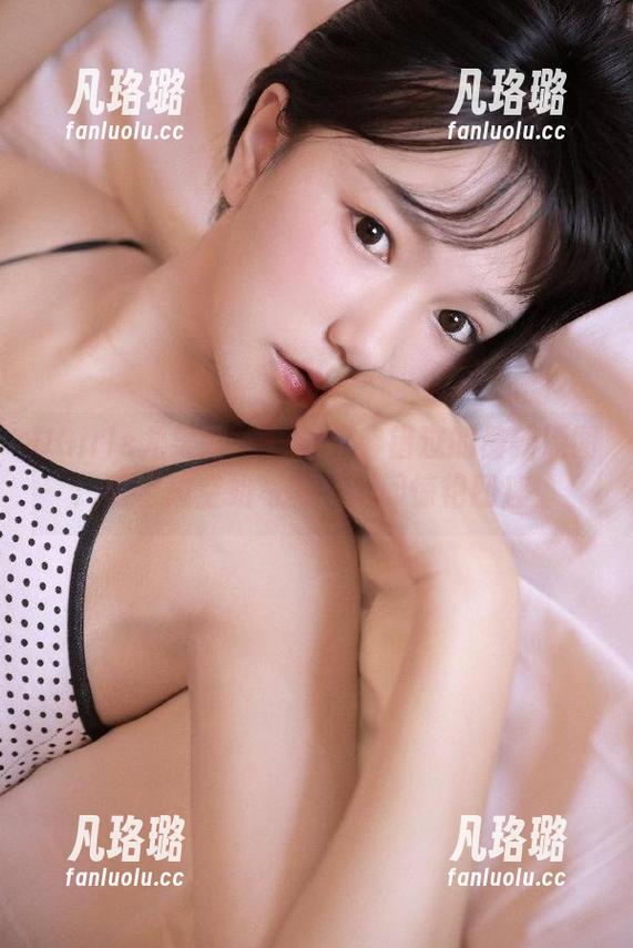 UGirls尤果网 - 一组不容错过的最新原图：陈宝拉空姐写真，瞬间惊艳四座！