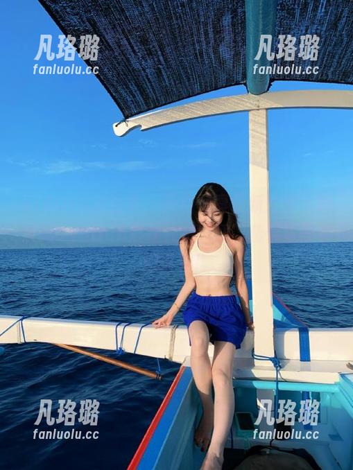 XIAOYU语画界 - 天台写真最新分享，杨紫嫣Cynthia展现独特气质，仿佛置身梦幻世界！