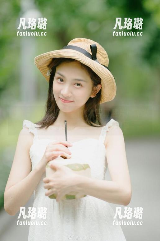 Xiuren秀人网-冯木木 Xiuren秀人网 - 冯木木写真照片:诉说职业装与自信女性的精彩故事