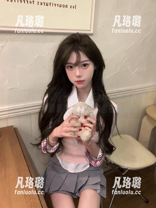 Xiuren秀人网 - 卓芷伊EricA短裤定制写真：捕捉夏季阳光下的自在与欢愉