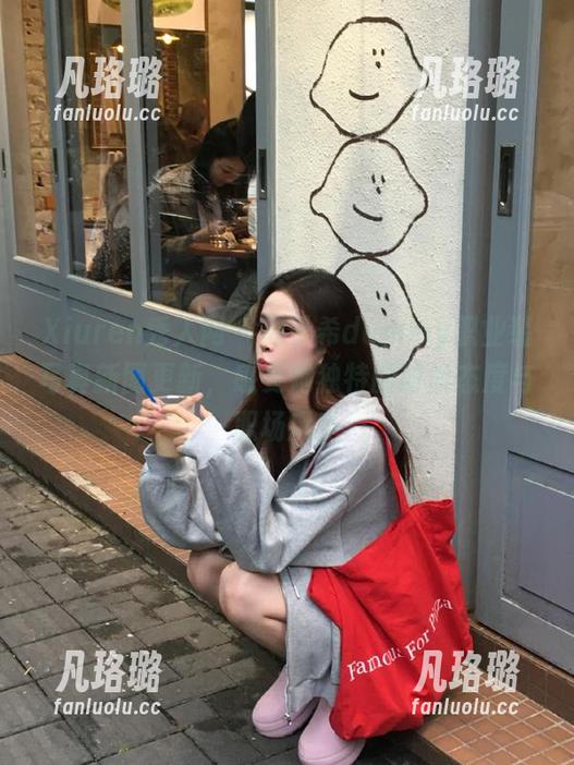 Xiuren秀人网 - 周于希dummy职业装写真新图更新，感受她独特的时尚态度与职场风范
