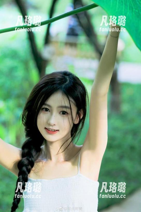 Xiuren秀人网 - 在唐宁宁的审美世界中，分享她的吊带美图带来的惊喜