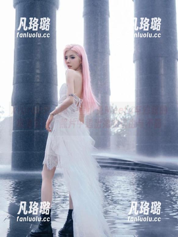Xiuren秀人网 - 星小兔Meetu与豹纹的高清写照，照片中透出她的自由与不羁