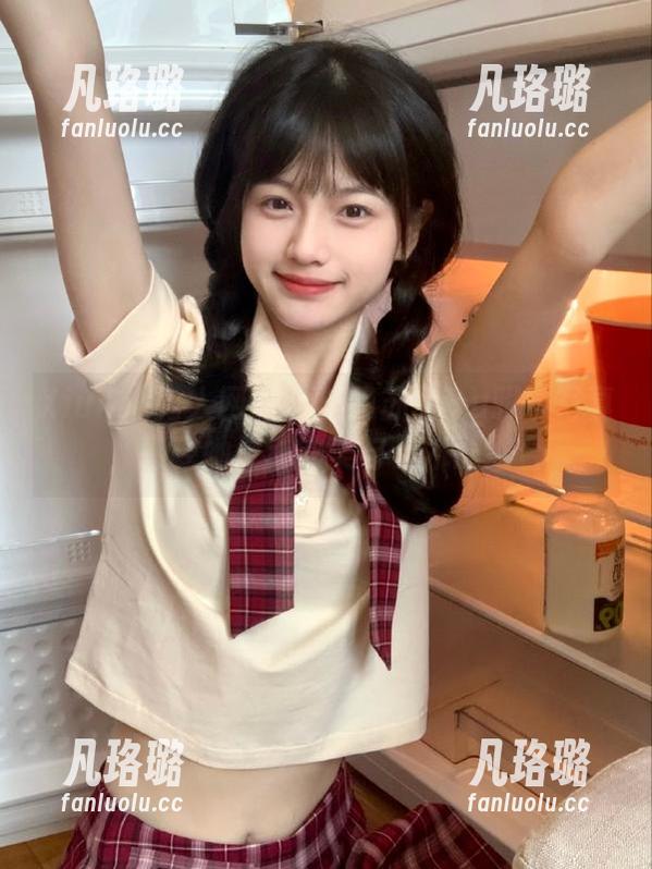 Xiuren秀人网 – 精选晚苏susu眼镜写真，感受她灵动的美与艺术的结合