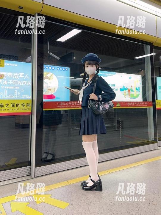 Xiuren秀人网 - 体验王馨瑶Yanni裸足写真合集，优雅姿态与精致风格，火速下载！