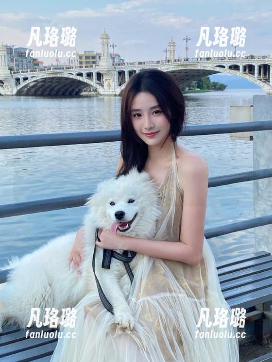 Xiuren秀人网 - 白洁Bessie户外私房图包：记录与大自然的亲密接触