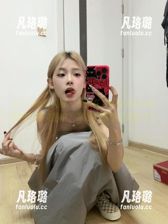 Xiuren秀人网 - 漫游在白茹雪Abby的私房礼服美图中，寻找灵感与时尚的交汇