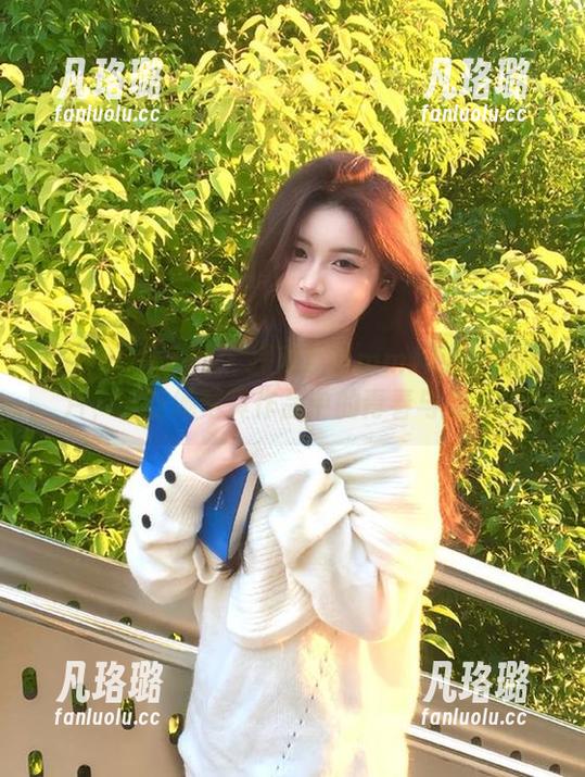 Xiuren秀人网 - 探索草莓mmJK的全套图片，感受她写真作品中的青春与活力！